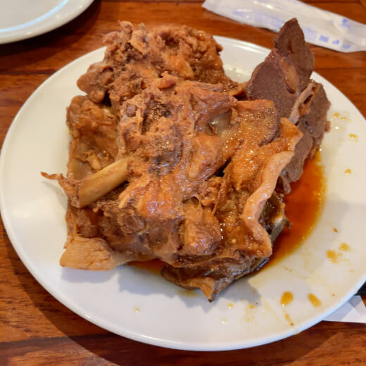 東北人家本館　豚背ガラ肉の醤油煮込み